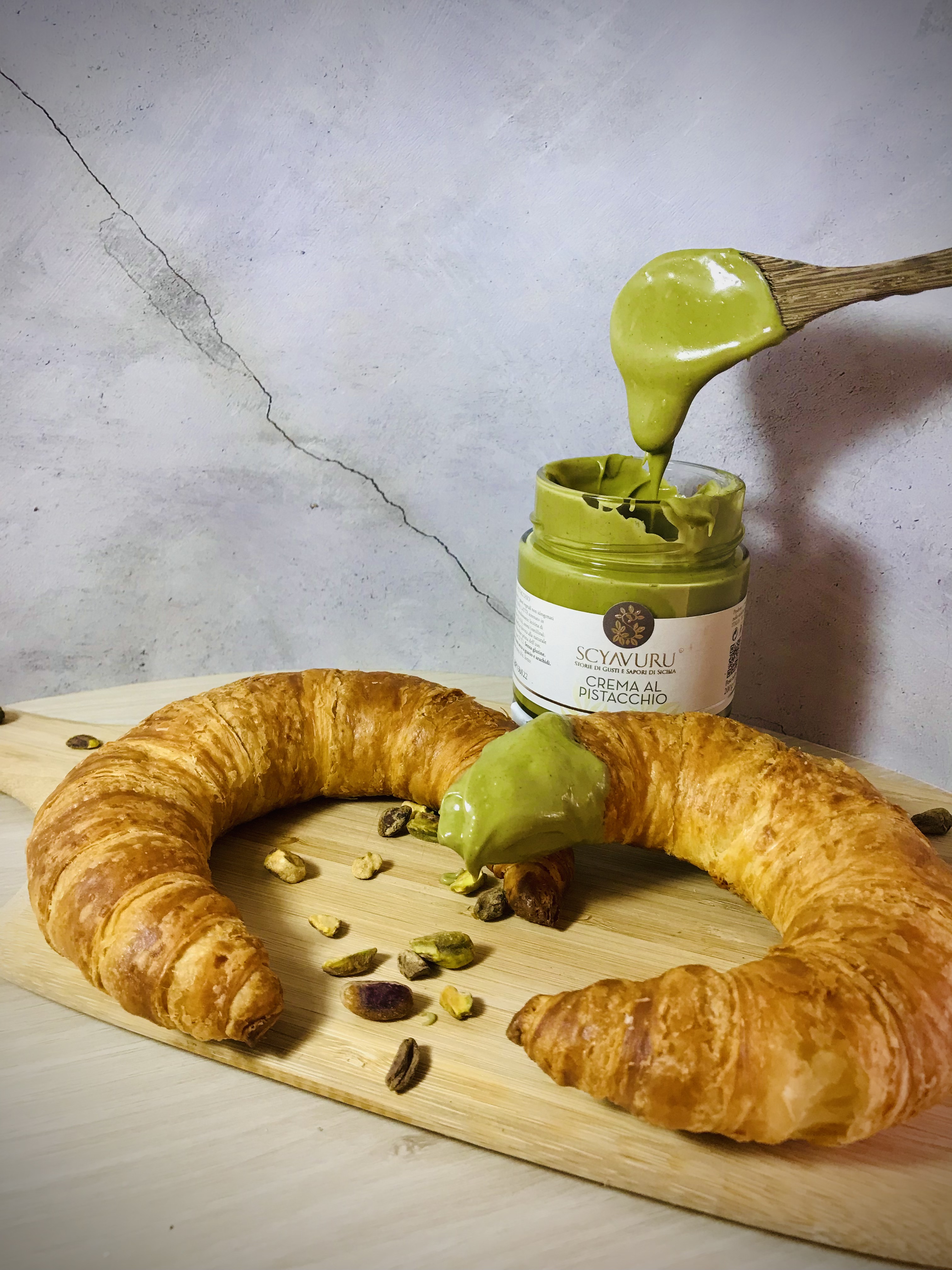 Scyavuru Pistaziencreme Serviervorschlag mit Croissants